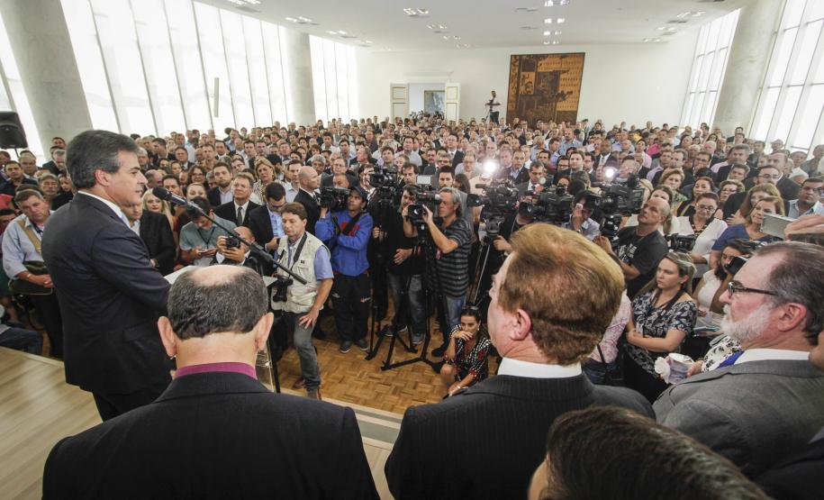 Richa dá posse aos novos secretários da Casa Civil, Administração e Justiça Governador Beto Richa empossa os novos secretários estaduais, chefe da Casa Civil, Valdir Rossoni, da Administração, Reinhold Stephanes e da Justiça, Cidadania e Direitos Humanos, Artagão Junior. Curitiba, 21/03/2016. Foto: Pedro Ribas/ANPr