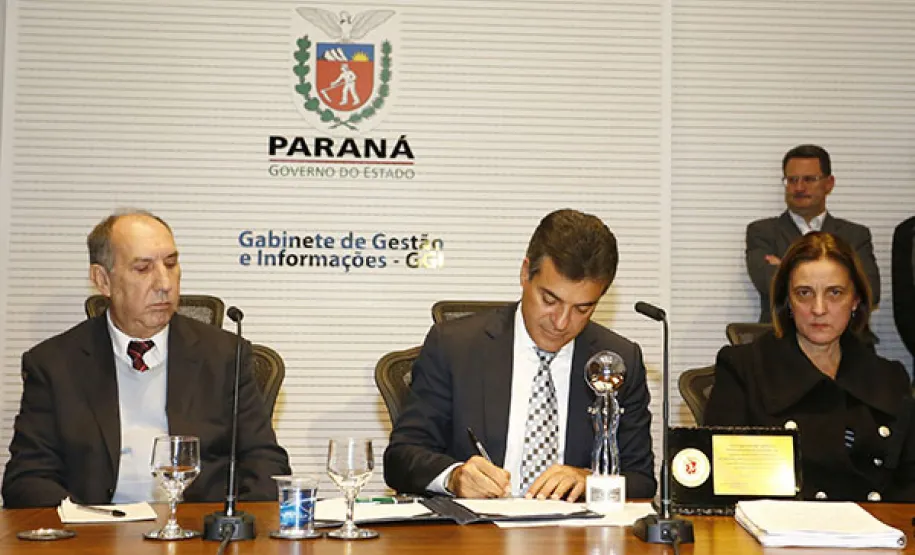 Richa lança Central de Transparência Carcerária Governador Beto Richa junto com a secretária estadual da Justiça, Cidadania e Direitos Humanos, Maria Tereza Uille Gomes, lança a Central de Transparência Carcerária e a Central Estadual de Informações de Flagrantes. Curitiba, 02/06/2014. Foto: