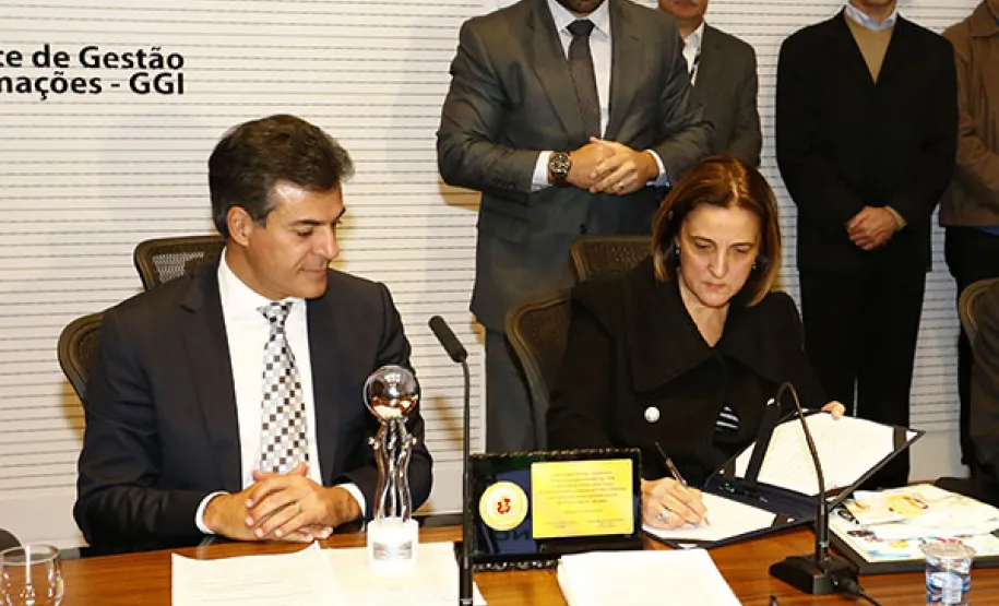 Richa lança Central de Transparência Carcerária Governador Beto Richa junto com a secretária estadual da Justiça, Cidadania e Direitos Humanos, Maria Tereza Uille Gomes, lança a Central de Transparência Carcerária e a Central Estadual de Informações de Flagrantes. Curitiba, 02/06/2014. Foto: Arnaldo Alves/ANPr