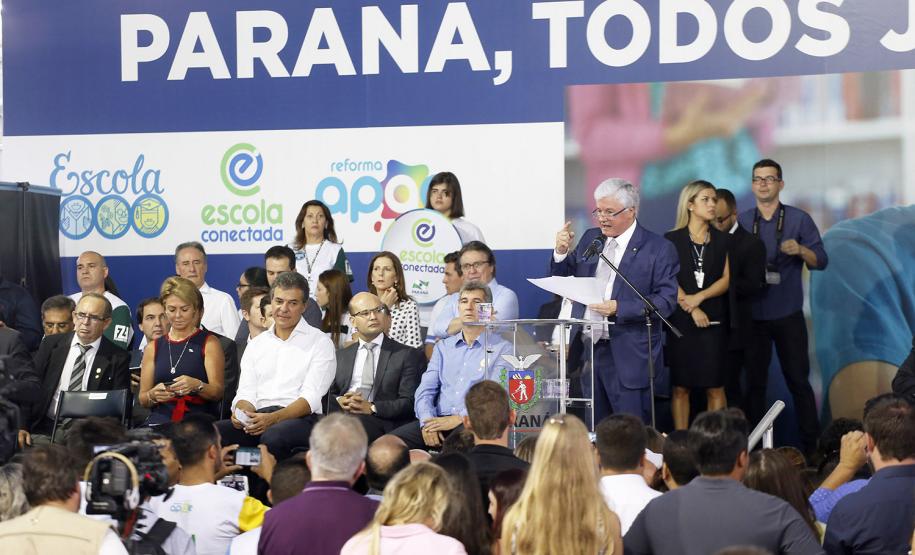 Governador Beto Richa durante lançamento do programa Escola Conectada, para ampliar o uso de recursos tecnológicos nos colégios da rede pública estadual, e assinatura de convênios com Apaes para destinar recursos para melhoria na infraestrutura das instituições.Curitiba, 28/02/2018.Foto: Arnaldo Alves/ANPr