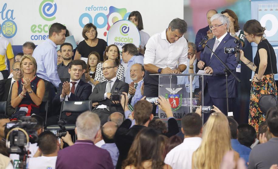 Governador Beto Richa durante lançamento do programa Escola Conectada, para ampliar o uso de recursos tecnológicos nos colégios da rede pública estadual, e assinatura de convênios com Apaes para destinar recursos para melhoria na infraestrutura das instituições.Curitiba, 28/02/2018.Foto: Arnaldo Alves/ANPr