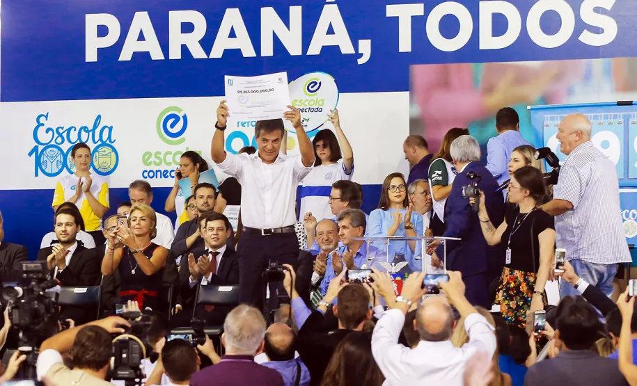 Governador Beto Richa durante lançamento do programa Escola Conectada, para ampliar o uso de recursos tecnológicos nos colégios da rede pública estadual, e assinatura de convênios com Apaes para destinar recursos para melhoria na infraestrutura das instituições.Curitiba, 28/02/2018.Foto: Arnaldo Alves/ANPr