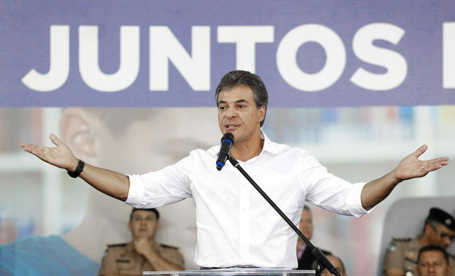 Governador Beto Richa durante lançamento do programa Escola Conectada, para ampliar o uso de recursos tecnológicos nos colégios da rede pública estadual, e assinatura de convênios com Apaes para destinar recursos para melhoria na infraestrutura das instituições.Curitiba, 28/02/2018.Foto: Arnaldo Alves/ANPr