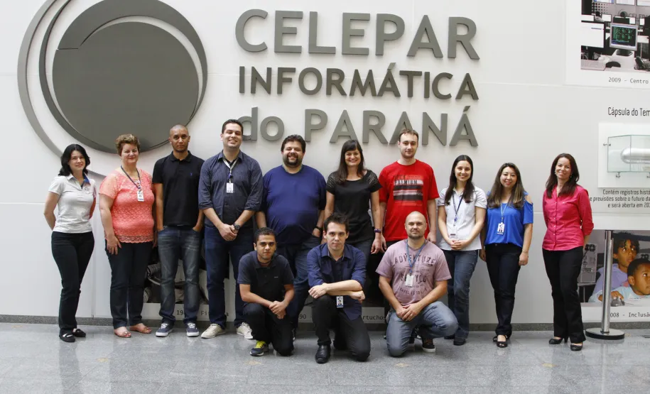 Sistema para a gestão da execução penal é desenvolvido e implantado pela Celepar Em pé, da esquerda para direita: Vanessa Koppe, Maria Teresa Pahl, Valdinei dos Santos, Fernando Viel, Rafael Santos, Tania Vostoupal, Diogo Bauer, Elisa Terumi, Elaine Toyoshima e Elisabete Pontoni.
Ao chão: Edileuton de Oliveira, Alaison Alonso e Joel Coelho.