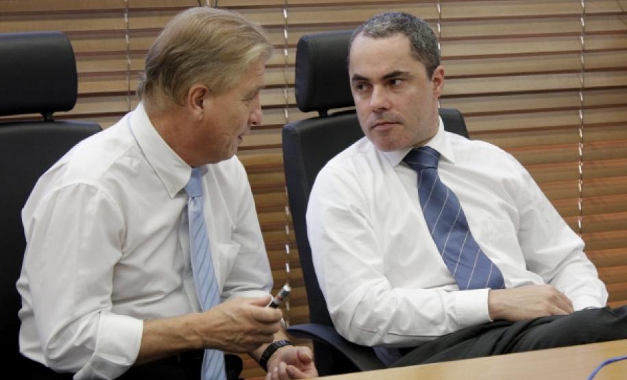 Celepar e Secretaria de Segurança Pública desenvolvem soluções de inteligência para combater a criminalidade O presidente da Celepar, Jacson Carvalho Leite e o delegado geral da Polícia Civil, Marcus Vinicius da Costa Michelotto avaliam soluções de tecnologia da informação e inteligência para a área de segurança no Estado