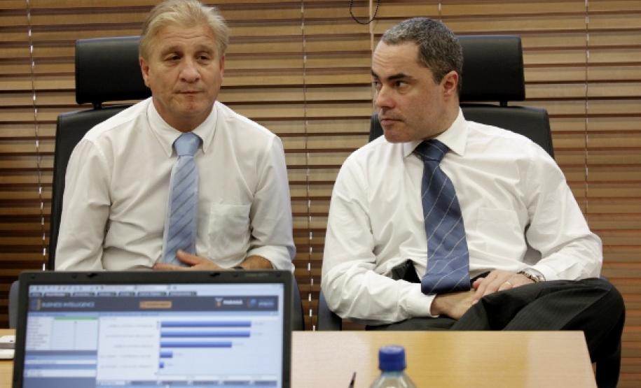 Celepar e Secretaria de Segurança Pública desenvolvem soluções de inteligência para combater a criminalidade O presidente da Celepar, Jacson Carvalho Leite e o delegado geral da Polícia Civil, Marcus Vinicius da Costa Michelotto avaliam soluções de tecnologia da informação e inteligência para a área de segurança no Estado