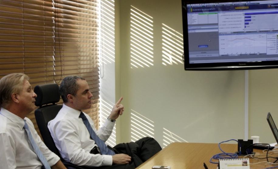 Celepar e Secretaria de Segurança Pública desenvolvem soluções de inteligência para combater a criminalidade O presidente da Celepar, Jacson Carvalho Leite e o delegado geral da Polícia Civil, Marcus Vinicius da Costa Michelotto avaliam soluções de tecnologia da informação e inteligência para a área de segurança no Estado