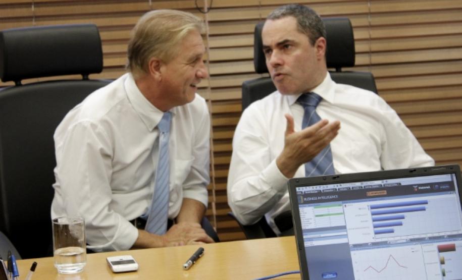 Celepar e Secretaria de Segurança Pública desenvolvem soluções de inteligência para combater a criminalidade O presidente da Celepar, Jacson Carvalho Leite e o delegado geral da Polícia Civil, Marcus Vinicius da Costa Michelotto avaliam soluções de tecnologia da informação e inteligência para a área de segurança no Estado