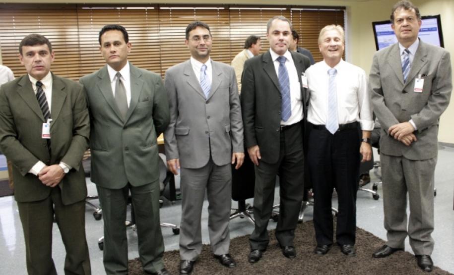 Celepar e Secretaria de Segurança Pública desenvolvem soluções de inteligência para combater a criminalidade O presidente Jacson Carvalho Leite, segundo da direita para a esquerda, recebe na Celepar os delegados da Polícia Civil: Sivanei de Almeida Gomes, Demetrius Gonzaga, Eduardo Castela, Marcus Vinicius Michelotto e Gutemberg Ribeiro