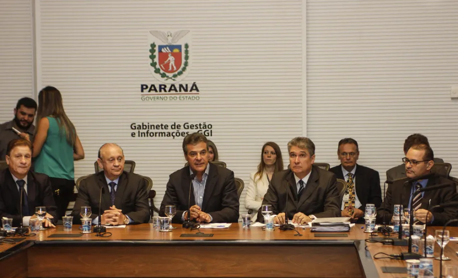 Nota Paraná agora tem aplicativo para consumidor comparar preços Governador Beto Richa lança o aplicativo "Menor Preço - Nota Paraná" e entrega prêmios do programa. Presentes os secretários estaduais, da Fazenda, Mauro Ricardo Costa e da Comunicação Social, Marcio Villela, presidente da Celepar, Jacson Carvalho, presidente da Assembleia Legislativa, deputado Ademar Traiano e os deputados estaduais Marcio Paulik e Claudia Pereira. Curitiba, 29/11/2016. Foto: Pedro Ribas/ANPr