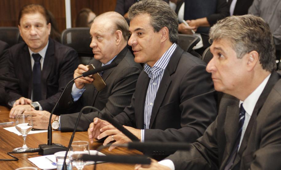 Governador Beto Richa lança o aplicativo "Menor Preço - Nota Paraná" e entrega prêmios do programa. Presentes os secretários estaduais, da Fazenda, Mauro Ricardo Costa e da Comunicação Social, Marcio Villela, presidente da Celepar, Jacson Carvalho, presidente da Assembleia Legislativa, deputado Ademar Traiano e os deputados estaduais Marcio Paulik e Claudia Pereira. Curitiba, 29/11/2016. Foto: Pedro Ribas/ANPr