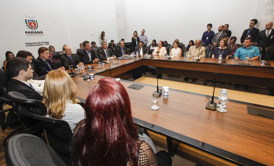 Governador Beto Richa lança o aplicativo "Menor Preço - Nota Paraná" e entrega prêmios do programa. Presentes os secretários estaduais, da Fazenda, Mauro Ricardo Costa e da Comunicação Social, Marcio Villela, presidente da Celepar, Jackson Carvalho, presidente da Assembleia Legislativa, deputado Ademar Traiano e os deputados estaduais Marcio Paulik e Claudia Pereira. Curitiba, 29/11/2016. Foto: Pedro Ribas/ANPr