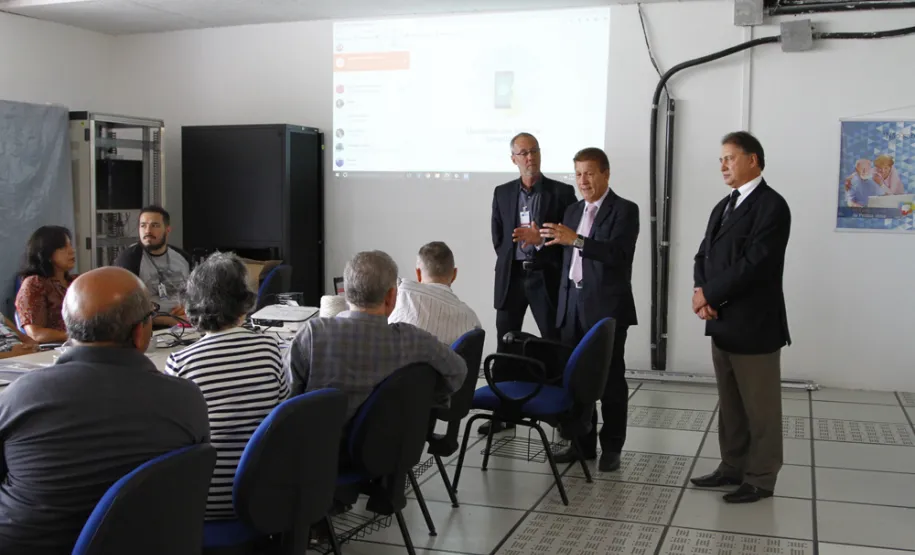 Celepar capacita pessoas da terceira idade a usar smartphone