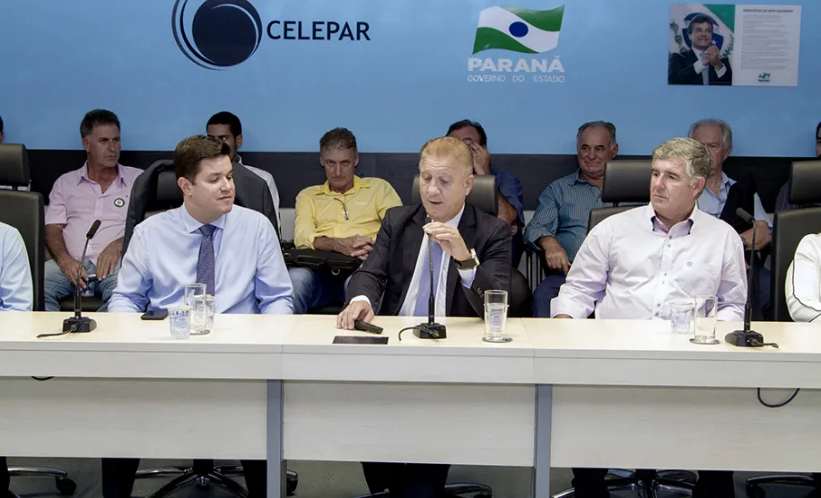 Celepar apresenta seus produtos e serviços para prefeitos de vários municípios do Paraná Uma delegação composta por mais de 30 pessoas, entre prefeitos, vice-prefeitos, secretários e diretores, acompanhou o primeiro vice-presidente da Assembleia Legislativa do Paraná, deputado Guto Silva (PSD), para uma reunião de trabalho na Celepar.