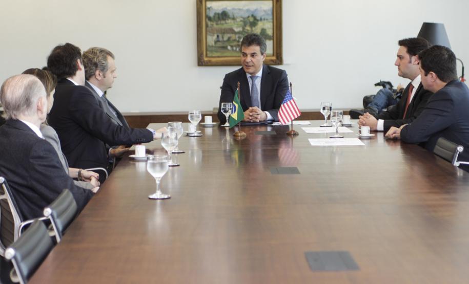 Paraná vai ampliar parceria com Universidade de Chicago Governador Beto Richa durante audiência com o reitor da Escola de Políticas Públicas da Universidade de Chicago, prof. Daniel Diermeier, acompanhado pelo secretário do Desenvolvimento Urbano, Ratinho Junior e do deputado estadual Guto Silva. Curitiba, 30/11/2015. Foto: Pedro Ribas/ANPr