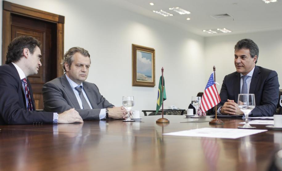 Paraná vai ampliar parceria com Universidade de Chicago Governador Beto Richa durante audiência com o reitor da Escola de Políticas Públicas da Universidade de Chicago, prof. Daniel Diermeier, acompanhado pelo secretário do Desenvolvimento Urbano, Ratinho Junior e do deputado estadual Guto Silva. Curitiba, 30/11/2015. Foto: Pedro Ribas/ANPr