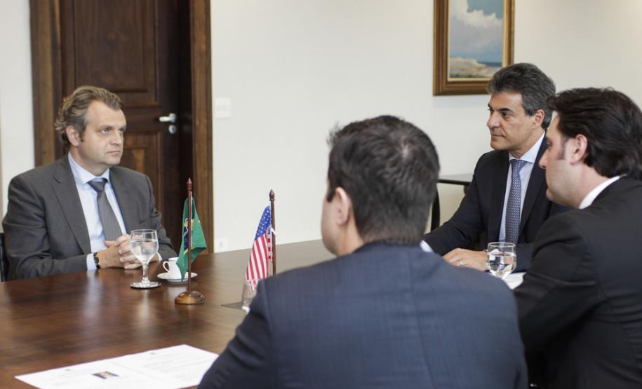 Paraná vai ampliar parceria com Universidade de Chicago Governador Beto Richa durante audiência com o reitor da Escola de Políticas Públicas da Universidade de Chicago, prof. Daniel Diermeier, acompanhado pelo secretário do Desenvolvimento Urbano, Ratinho Junior e do deputado estadual Guto Silva. Curitiba, 30/11/2015. Foto: Pedro Ribas/ANPr