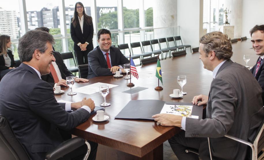 Paraná vai ampliar parceria com Universidade de Chicago Governador Beto Richa durante audiência com o reitor da Escola de Políticas Públicas da Universidade de Chicago, prof. Daniel Diermeier, acompanhado pelo secretário do Desenvolvimento Urbano, Ratinho Junior e do deputado estadual Guto Silva. Curitiba, 30/11/2015. Foto: Pedro Ribas/ANPr