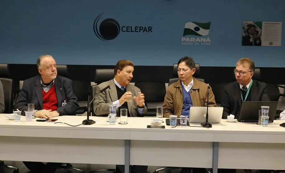 Professora de 93 anos aprende a usar recursos do smartphone em curso da Celepar