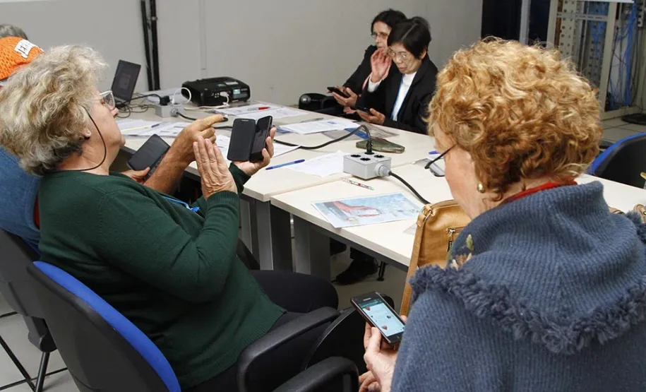 Professora de 93 anos aprende a usar recursos do smartphone em curso da Celepar
