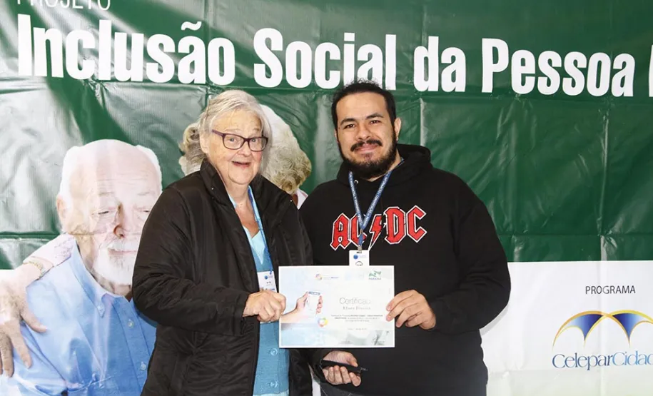 Professora de 93 anos aprende a usar recursos do smartphone em curso da Celepar