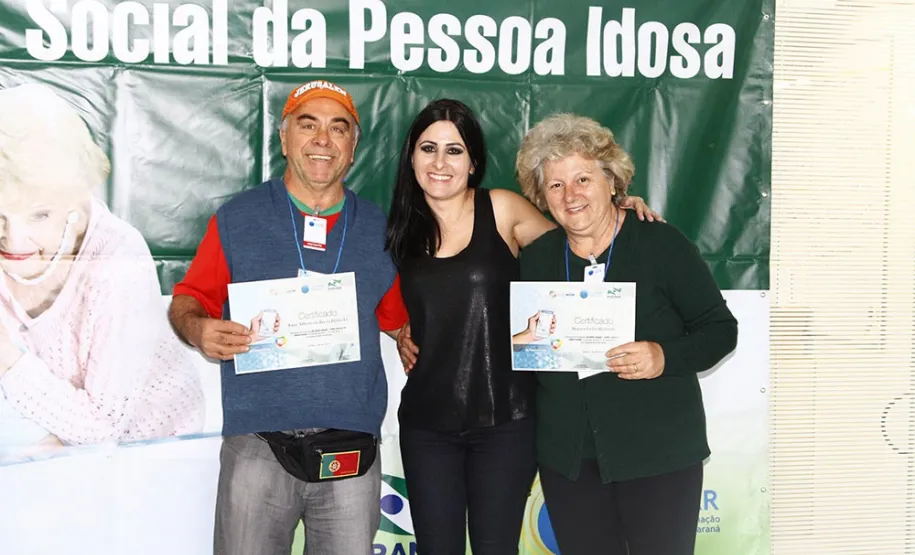 Professora de 93 anos aprende a usar recursos do smartphone em curso da Celepar