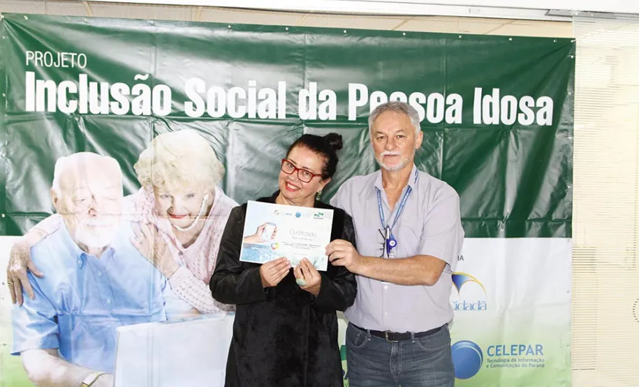Professora de 93 anos aprende a usar recursos do smartphone em curso da Celepar
