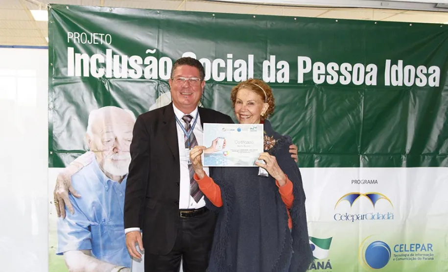 Professora de 93 anos aprende a usar recursos do smartphone em curso da Celepar
