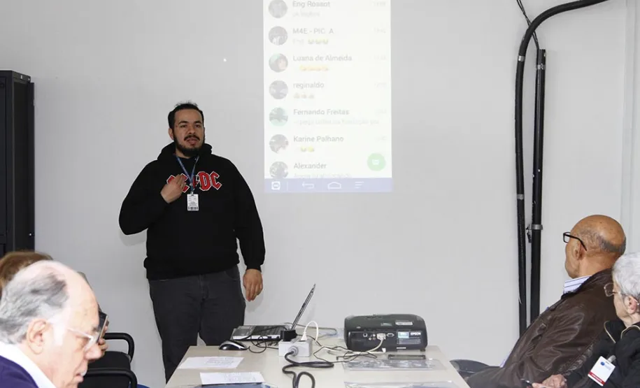 Professora de 93 anos aprende a usar recursos do smartphone em curso da Celepar