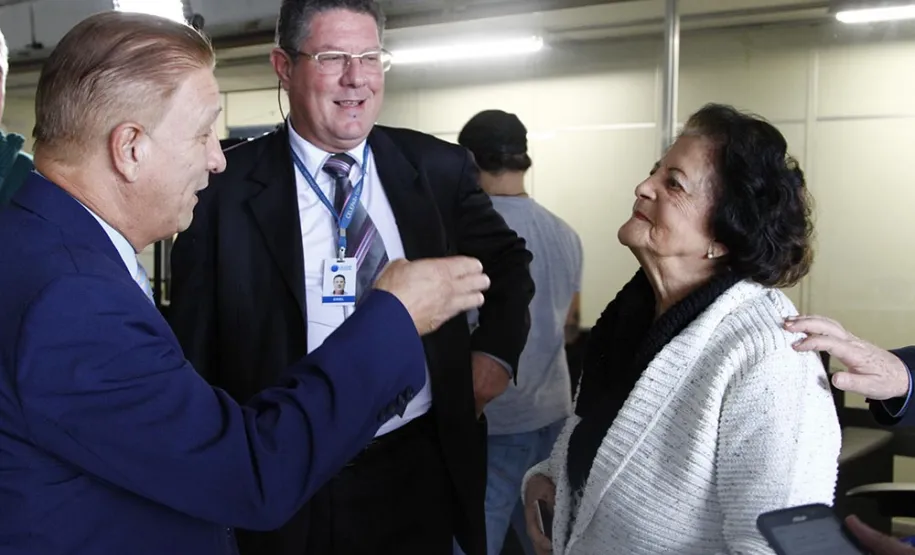 Professora de 93 anos aprende a usar recursos do smartphone em curso da Celepar