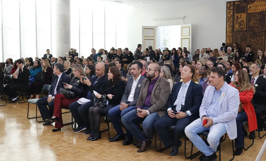 Professora de 93 anos aprende a usar recursos do smartphone em curso da Celepar