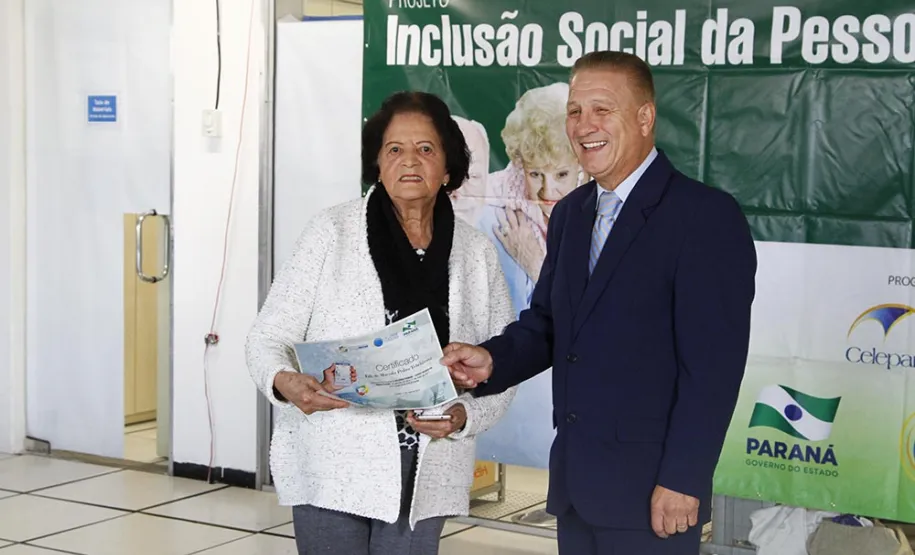 Professora de 93 anos aprende a usar recursos do smartphone em curso da Celepar