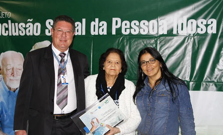Professora de 93 anos aprende a usar recursos do smartphone em curso da Celepar