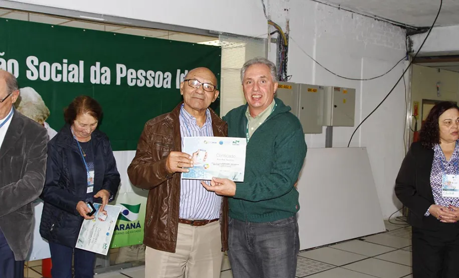 Professora de 93 anos aprende a usar recursos do smartphone em curso da Celepar