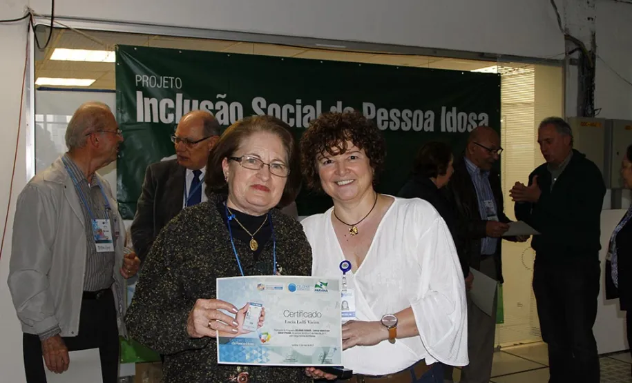 Professora de 93 anos aprende a usar recursos do smartphone em curso da Celepar