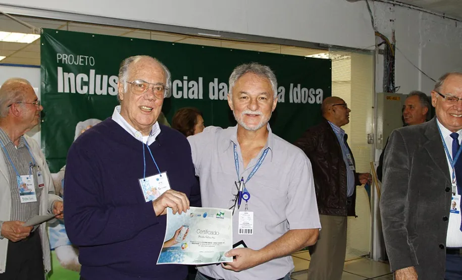 Professora de 93 anos aprende a usar recursos do smartphone em curso da Celepar