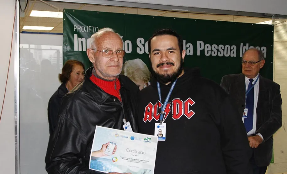 Professora de 93 anos aprende a usar recursos do smartphone em curso da Celepar
