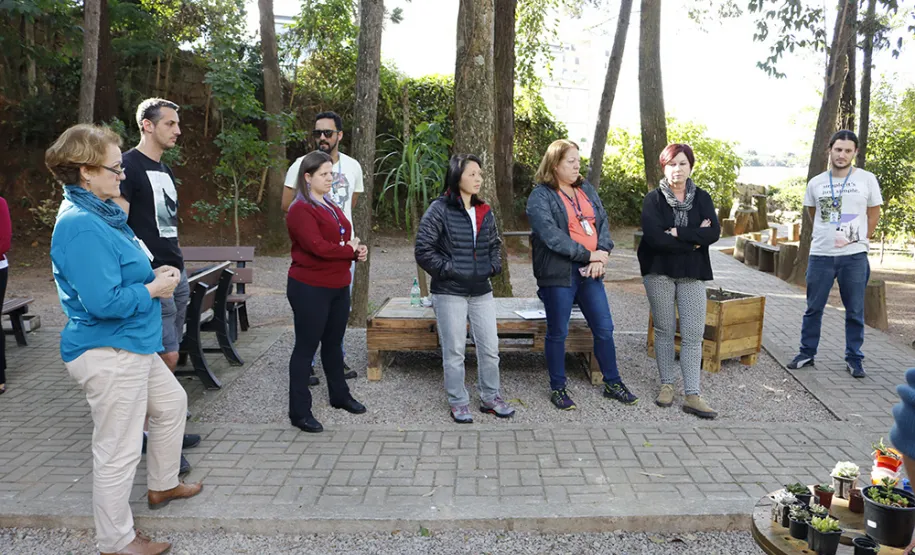 Celeparianos decoram o novo jardim da empresa em oficina