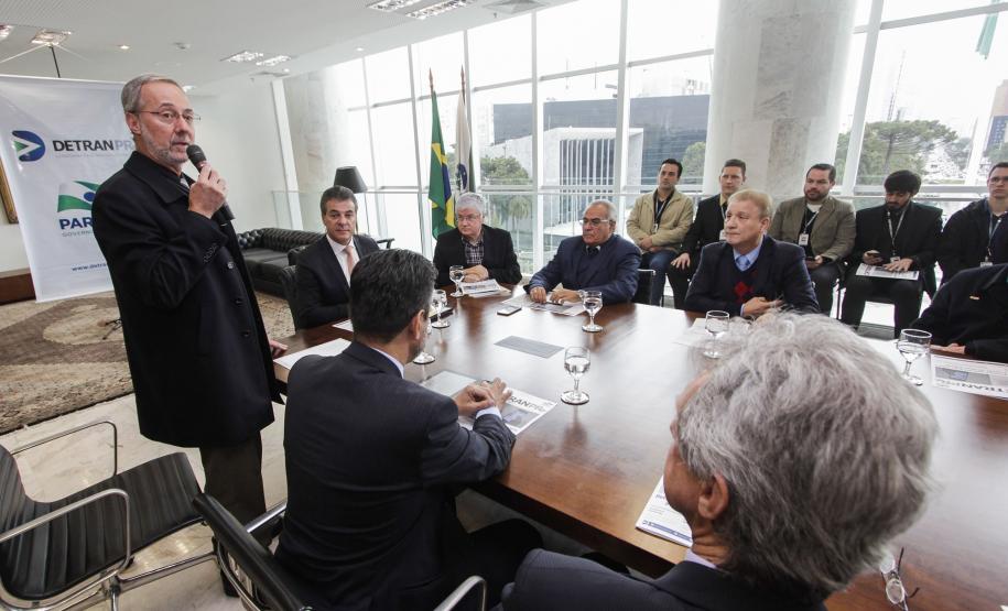 Governador Beto Richa lança o aplicativo Detran Fácil, acompanhado pelo diretor do Detran, Marcos Traad, pelo secretário chefe da Casa Civil, Valdir Rossoni e pelo presidente da Celepar, Jacson Carvalho Leite. Curitiba, 21/07/2016.