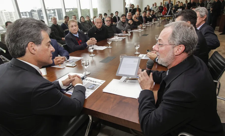 Governador Beto Richa lança aplicativo de celular e novo serviço do Detran especial para empresas Governador Beto Richa lança o aplicativo Detran Fácil, acompanhado pelo diretor do Detran, Marcos Traad, pelo secretário chefe da Casa Civil, Valdir Rossoni e pelo presidente da Celepar, Jacson Carvalho Leite. Curitiba, 21/07/2016.