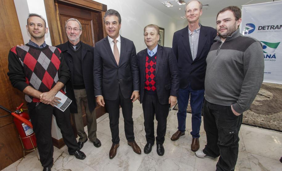 Governador Beto Richa lança o aplicativo Detran Fácil, acompanhado pelo diretor do Detran, Marcos Traad, pelo secretário chefe da Casa Civil, Valdir Rossoni e pelo presidente da Celepar, Jacson Carvalho Leite. Curitiba, 21/07/2016.