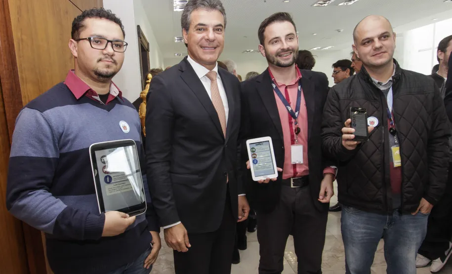 Governador Beto Richa lança aplicativo de celular e novo serviço do Detran especial para empresas Governador Beto Richa lança o aplicativo Detran Fácil, acompanhado pelo diretor do Detran, Marcos Traad, pelo secretário chefe da Casa Civil, Valdir Rossoni e pelo presidente da Celepar, Jacson Carvalho Leite. Curitiba, 21/07/2016.