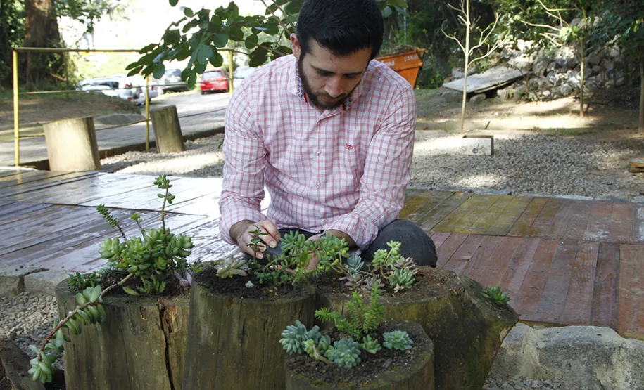 Celeparianos decoram o novo jardim da empresa em oficina