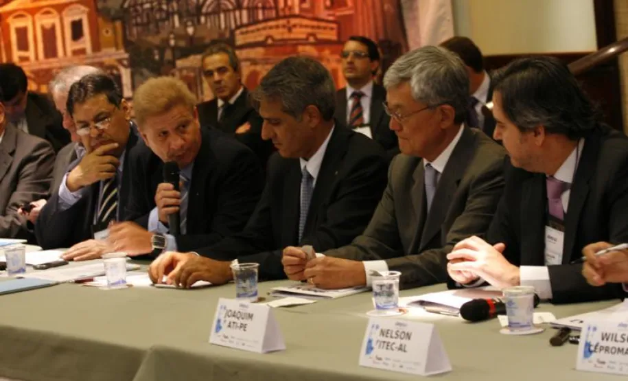 Evento nacional de informática pública discute modernização do Estado em Curitiba Da esquerda para a direita: Carlson Aquistapasse, Jacson Carvalho Leite, José Richa Filho, Cassio Taniguchi e Joaquim José Fernandes da Costa Jr.