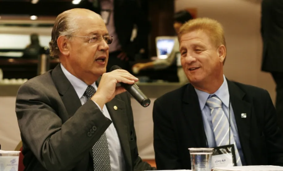 Receita Estadual vai fiscalizar pagamentos com cartões O secretário da Fazenda, Luiz Carlos Hauly e o presidente da Celepar, Jacson Carvalho Leite participaram de várias reuniões de trabalho em 2012, sempre no sentido de gerar soluções tecnologia da informação e comunicação, voltadas à modernização da gestão financeira no Estado