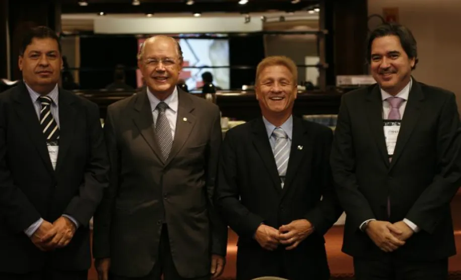 Evento nacional de informática pública discute modernização do Estado em Curitiba Da esquerda para a direita: Carlson Aquistapasse, Luiz Carlos Hauly, Jacson Carvalho Leite e Joaquim José Fernandes da Costa Jr.