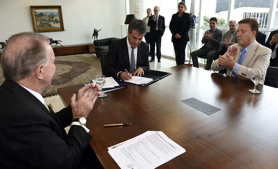 Comércio vai usar base de dados do Estado para consulta biográfica Governador Beto Richa, assina contrato entre Celepar e ACP - Associação Comercial do Paraná, para prestação de serviço de identificação biográfica , com o diretor presidente da Celepar, Jacson Carvalho Leite e o presidente da ACP, Gláucio José Geara.