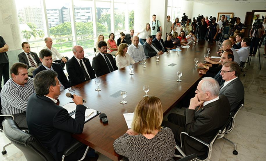 Na cerimônia de autorização para as obras de ampliação do sistema prisional do Paraná, Richa elogia BI da Celepar O governador Beto Richa assina contratos com quatro empresas para construção de três cadeias públicas (de Campo Mourão, Guaíra e Piraquara), de dois Centros de Integração Social (Piraquara e Foz do Iguaçu I) e para a ampliação da Penitenciária Estadual de Ponta Grossa. Curitiba,23/01/2013. Foto - Antonio Costa