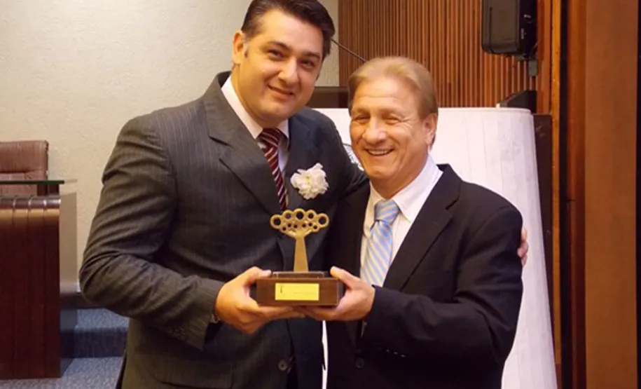 Telêmaco Borba vence a categoria TIC do III Prêmio Gestor Público Paraná O presidente Jacson Carvalho Leite entrega o prêmio ao vice-prefeito pastor Dão Cortez, que representou o prefeito Luiz Carlos Gibson