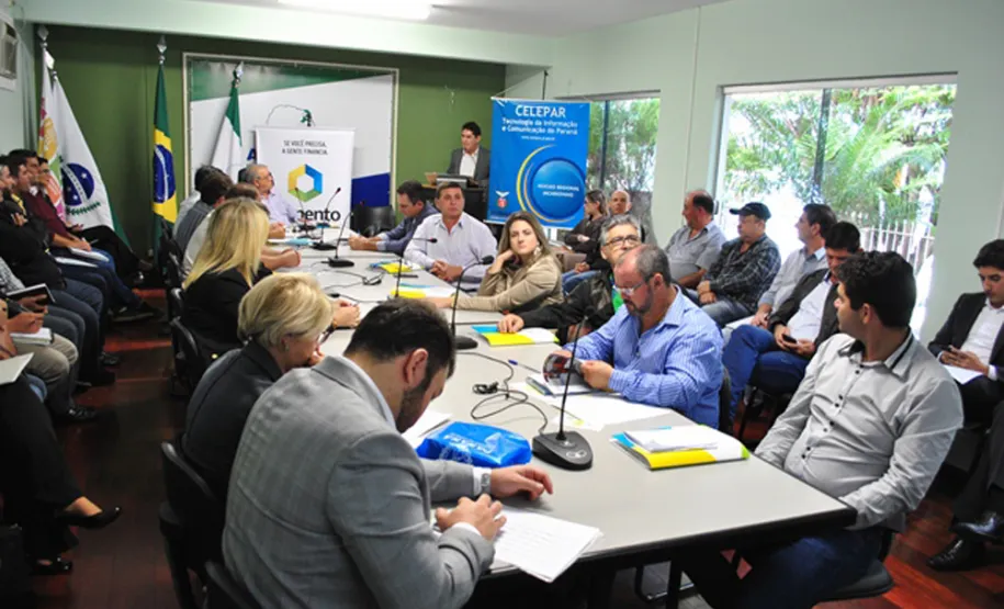 Produtos da Celepar são apresentados para a AMUNORPI em Santo Antônio da Platina